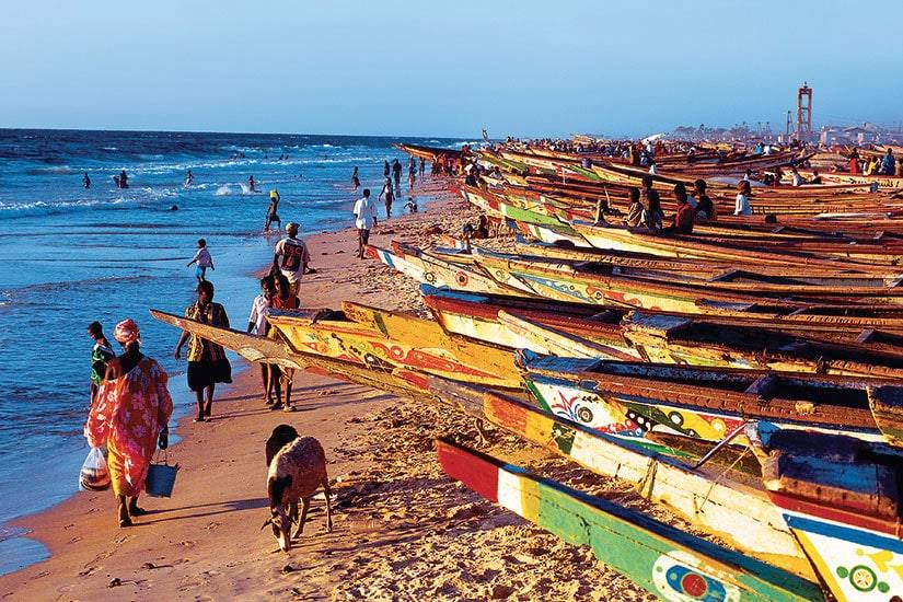 Pirogues colorées sur la plage de Saly au Sénégal