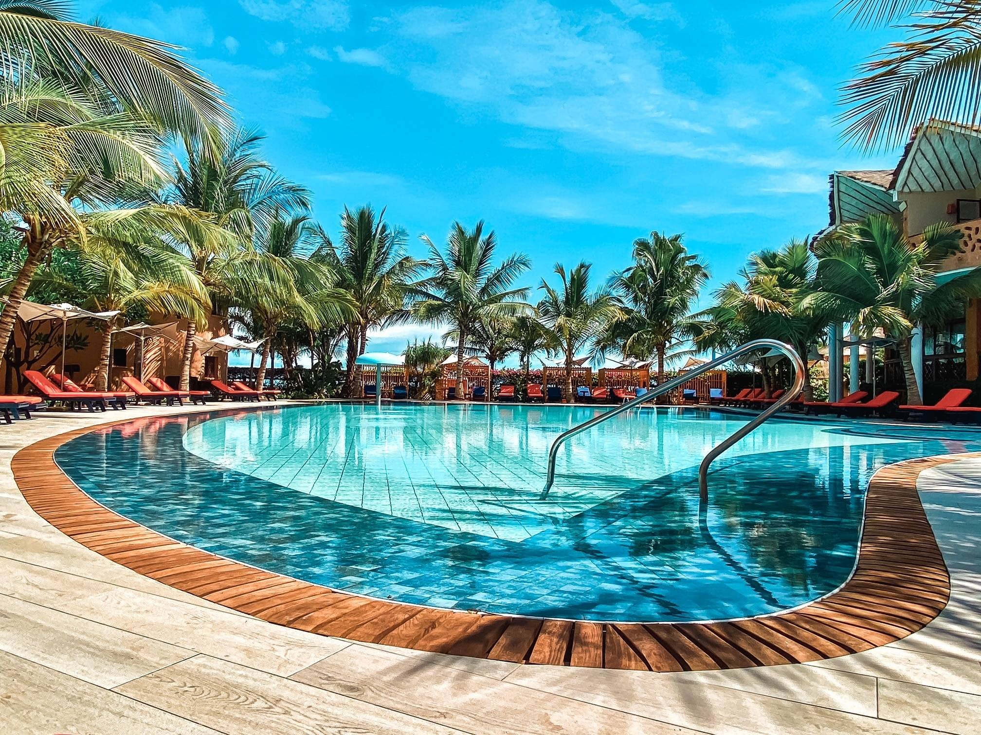 Hôtel avec piscine en face de l'océan à Saly au Sénégal