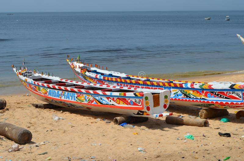Barques pour touristes sur le sable de Saly