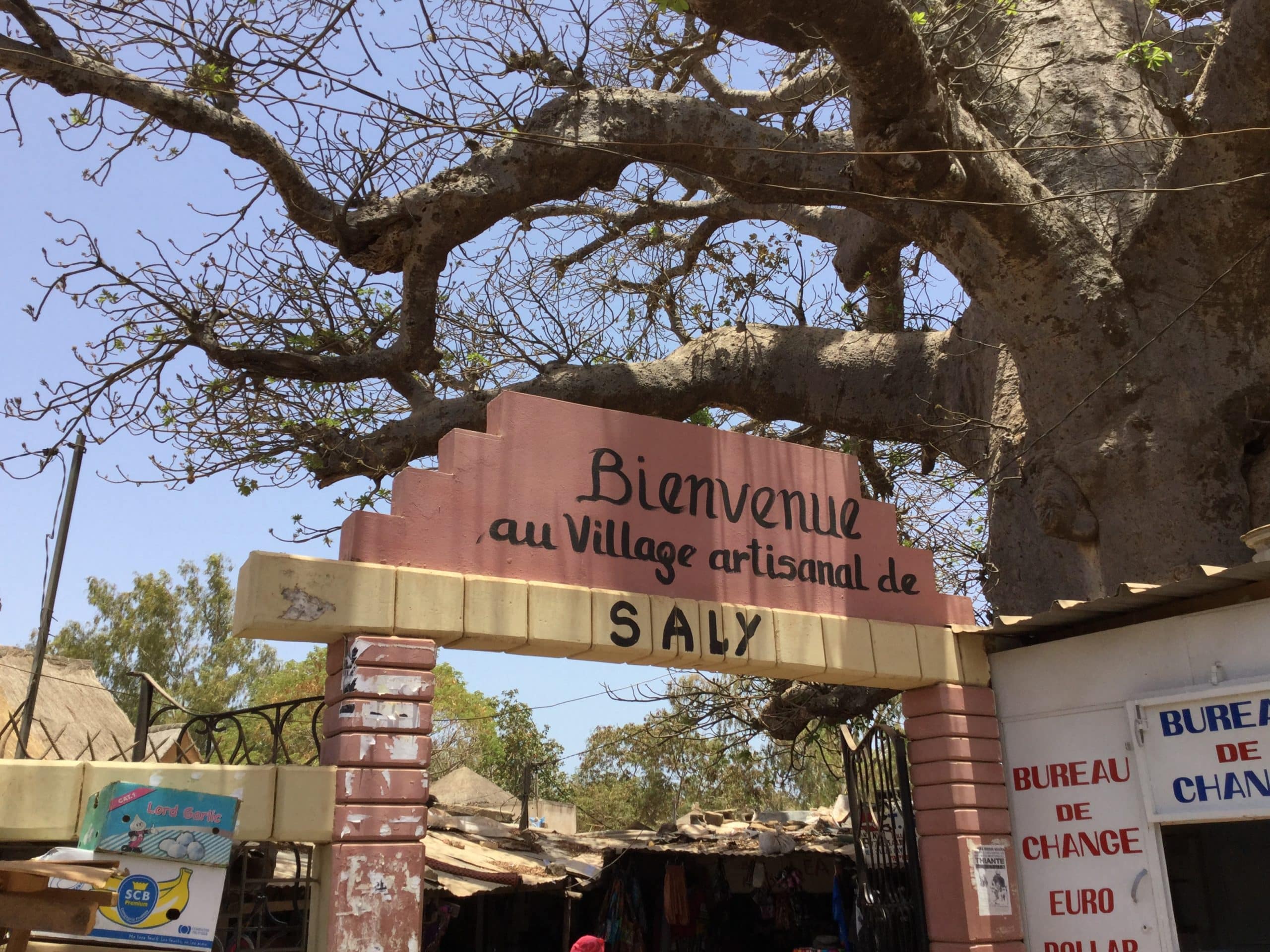Entrée du village artisanal de Saly au Sénégal