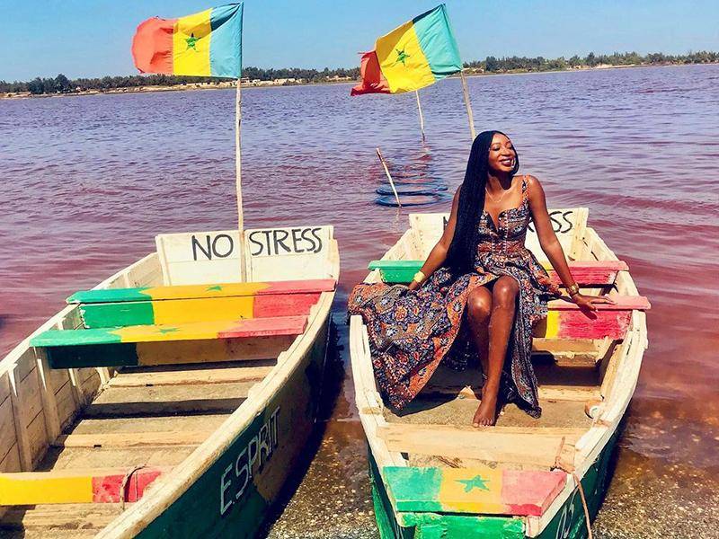 pirogues aux abord du lac rose du Sénégal avec une femme prête pour une ballade