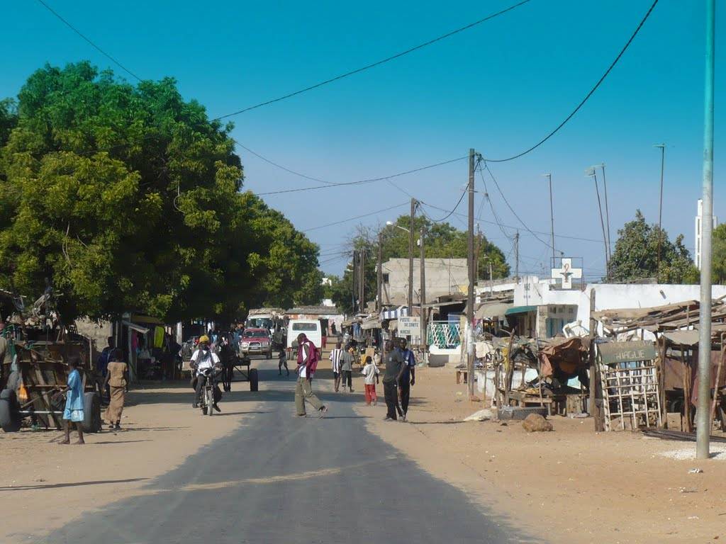 photo de la rue principale du village de Niaga au Sénégal