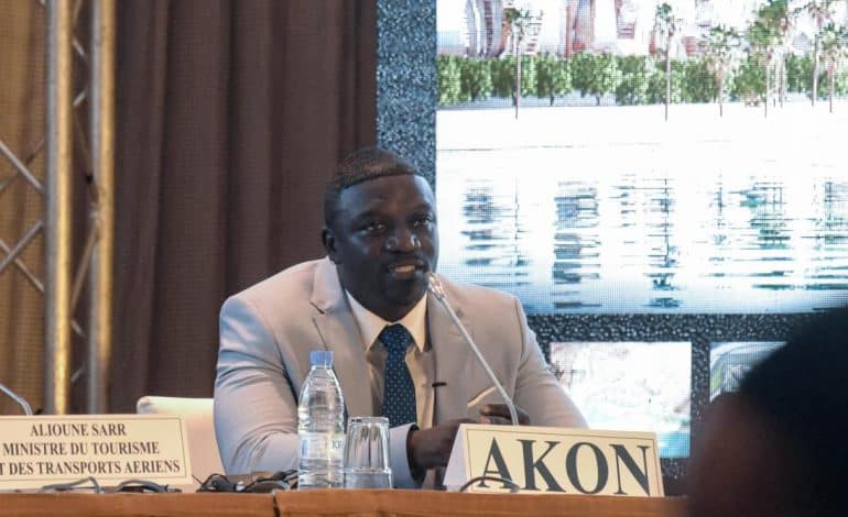 Akon donnant une conférence à propos de son projet immobilier Akon City au Sénégal