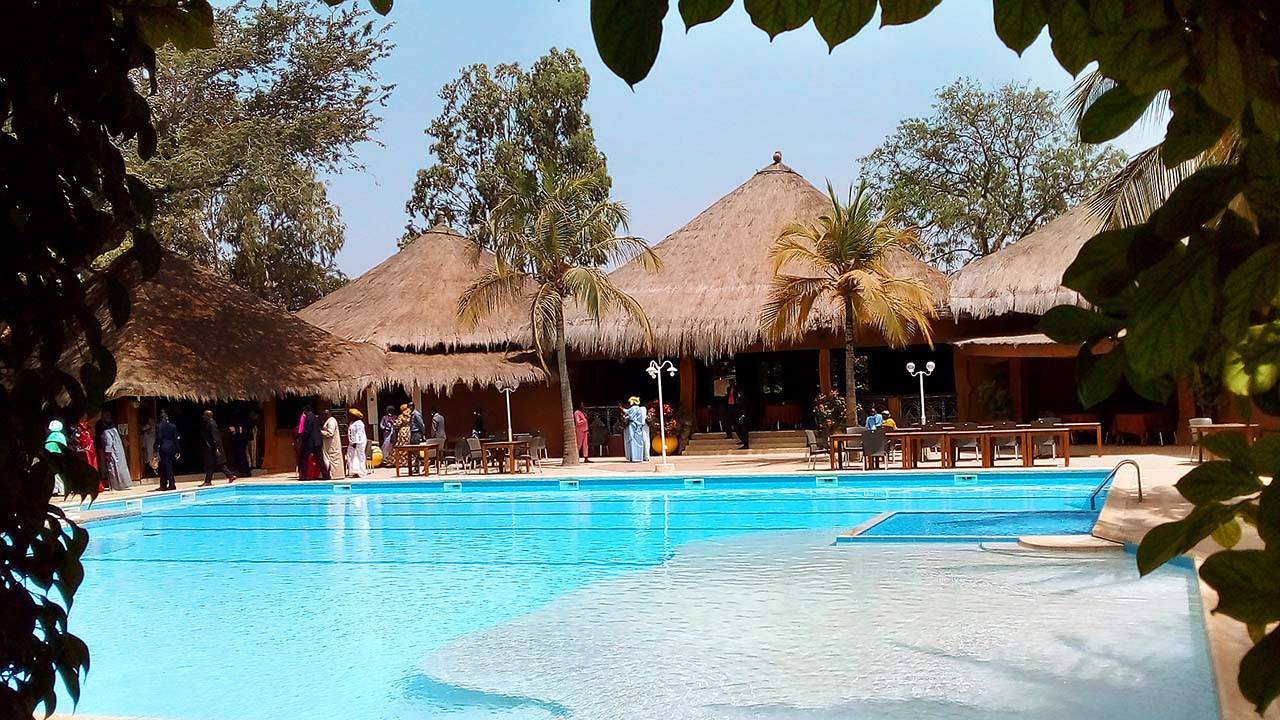 Piscine et chaises longues à l'Hôtel Neptune Saly, Sénégal