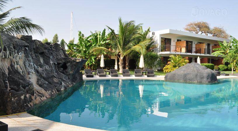 Jardin tropical et piscine de l'Hôtel Keparanga Saly, Sénégal