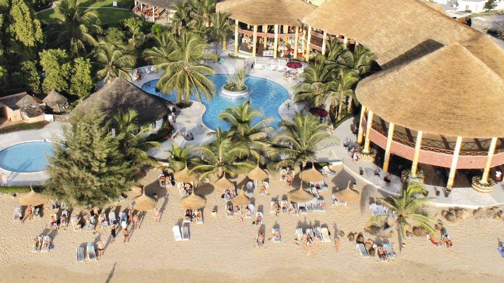 Vue aérienne avec les touristes et la plage du Royal Hôtel Saly au Sénégal