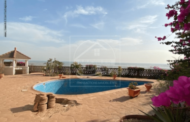 NGAPAROU : Villa à rénover à vendre en 1ere ligne mer, 24 mètres de façade mer