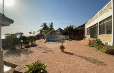 NGAPAROU : Villa à rénover à vendre en 1ere ligne mer, 24 mètres de façade mer