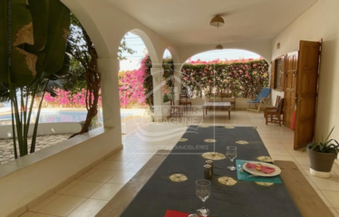 SOMONE : Villa en R+1 à vendre à 250m de la mer 5 chambres