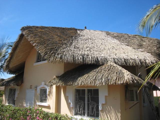 maison traditionnelle au Sénégal avec le toit en paille, très caractéristique des constructions traditionnelles