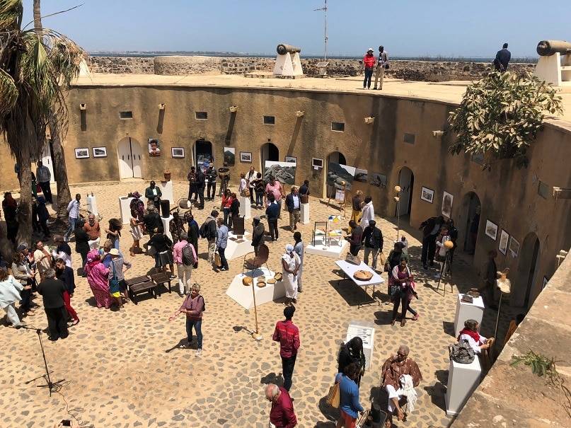 Artistes présentant leurs oeuvres lors du festival Regards sur Cour à Gorée qui se déroule sur l'île de Gorée au Sénégal