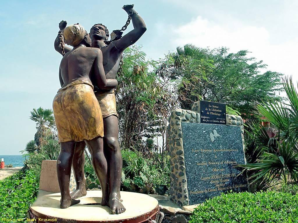 Île de Gorée Sénégal et Statue de la libération des Esclaves à proximité de la Maison des Esclaves