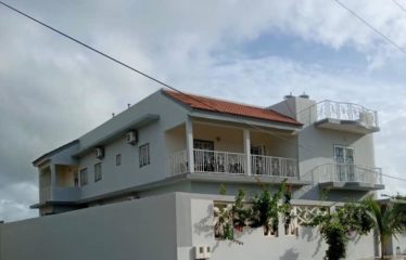 NGAPAROU : Villa R+1 meublée à vendre derrière le Golf de Saly
