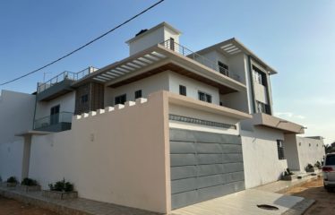 NGAPAROU : Villa moderne de standing R+2 avec piscine à vendre
