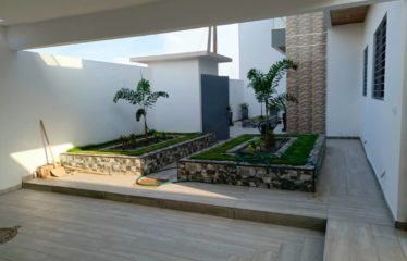 NGAPAROU : Villa moderne de standing R+2 avec piscine à vendre