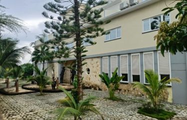 NGAPAROU : Grande villa de standing avec piscine à vendre