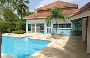 SALY : Villa originale 4 chambres en résidence bord de mer avec piscine à vendre