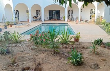 NGUEKHOKH : Villa 4 chambres avec piscine sur terrain de 3 100 m2 à vendre