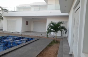 NGUERIGNE : Villa contemporaine R+1 avec piscine à vendre