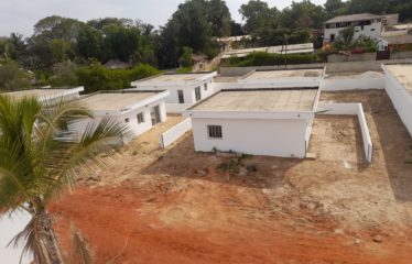 NDANGANE : Ensemble de 5 villas et une salle polyvalente à aménager proche lagune à vendre