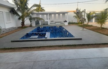 NGUERIGNE : Villa contemporaine R+1 avec piscine à vendre