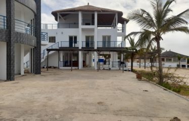 NDANGANE : Hôtel composé de 4 cases (à aménager) pieds dans l’eau à vendre