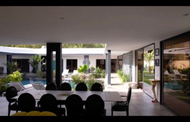 NGAPAROU : Superbe villa Contemporaine de 400M² habitables 6 chambres piscine solaire à vendre