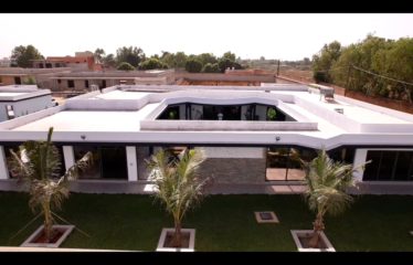 NGAPAROU : Superbe villa Contemporaine de 400M² habitables 6 chambres piscine solaire à vendre