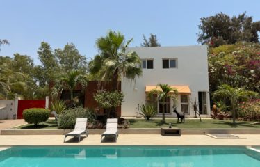 NIANING : Villa contemporaine bord de mer 380M² piscine à vendre
