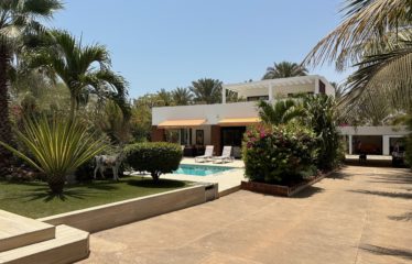 NIANING : Villa contemporaine bord de mer 380M² piscine à vendre